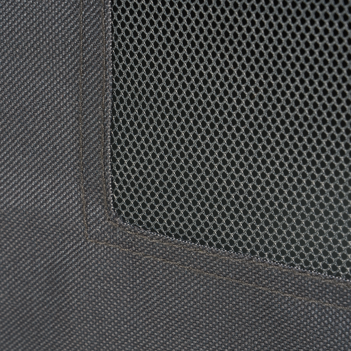 mesh stof, rugzak rug, ventilatie stof, zwarte net, stiknaad detail